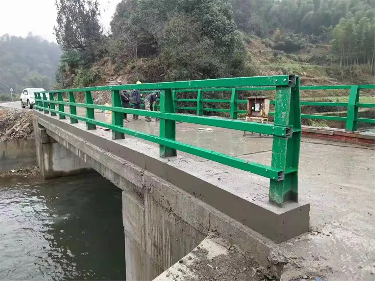 近期防撞护栏价格表现坚挺